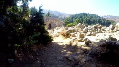 Paleo Pili 'deki eski bir kilisenin harabelerine doğru yürüyoruz Yunanistan' ın Kos adasındaki tarihi bir yer..