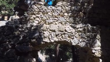 Yunanistan 'ın Kos adasında tarihi bir yer olan Paleo Pili' de bir duvarın kalıntıları.