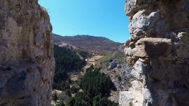 Regardant Travers Trou Dans Mur Des Ruines Château Paleo Pili — Video