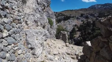 Yunanistan 'ın Kos adasında tarihi bir yer olan Paleo Pili şatosundan merdivenlerden aşağı bir yürüyüş..