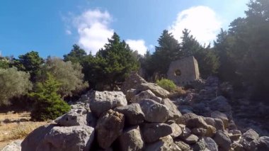 Yunanistan 'ın Kos adasındaki tarihi bir yer olan Paleo Pili' nin kalıntılarının Pan çekimi.