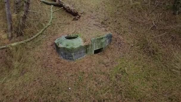 Pemandangan Arial Bunker Hutan Sebuah Senapan Mesin Diposisikan Bagian Atas — Stok Video