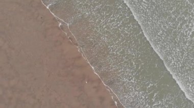 Kumsal ve deniz yukarıdan bir dron ile görünüyor..