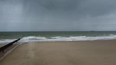 Bir dronla denize doğru uçuyor. Denizin üzerindeki yağmur fırtınası.