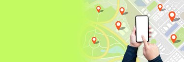 Akıllı telefon ve şehir arka planında GPS kullanan gençlerle seyrüsefer ve dijital harita kavramları. Kopya alanı olan pankart