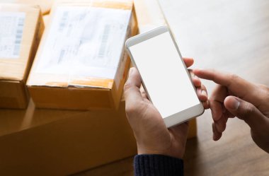 Ufaklıkla çevrimiçi alışveriş kavramları akıllı telefonu ürün paketi kutusunda kullanıyor. Ticaret piyasası. Ulaşım lojistiği. İş perakendecisi.