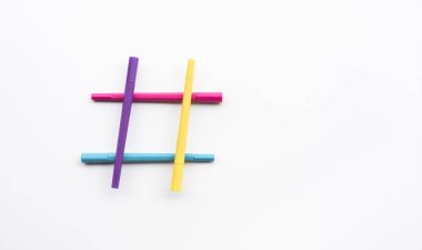 Sosyal medya ve yaratıcılık kavramları kalem, keçeli kalem, dijital pazarlama resimlerinden yapılmıştır. Sohbetin gücü.