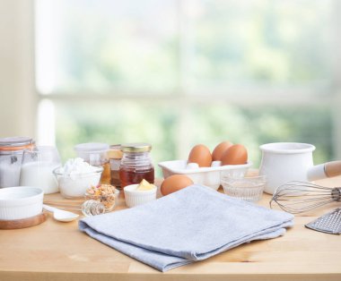 Seçici odak noktası. Kahvaltı yemeği ya da fırın malzemesi ve pencere kenarındaki bulanık yeşil bokeh üzerindeki masa örtüsünün fotokopisi. Arka plan ürünü görüntüsü için. Sağlıklı beslenme