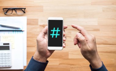 Sosyal medya ve yaratıcılık kavramları ile Hashtag imzası akıllı telefonda. Dijital pazarlama resimleri. Sohbetin gücü. Üst görünüm