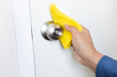 Koronavirüs (covid-19) salgınına ilişkin önleme kavramları, kişinin kapı tokmağını alkolle temizleme durumudur.