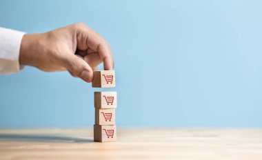 Çevrimiçi alışveriş ve iş ekommersi büyüyen kavramlar. Perakende piyasa ekonomisi. Hedef ve başarı 