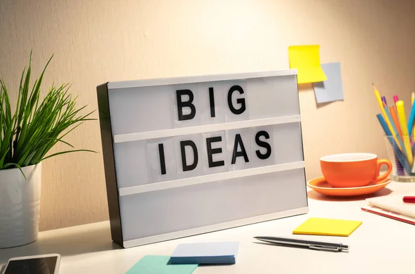 Zakelijke Creativiteit Met Grote Idee Tekst Bioscoop Lichtbak Werktafel Inspiratie — Stockfoto