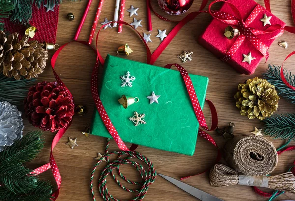 ギフトボックスを飾るとメリークリスマスのコンセプトは 木製のテーブルの背景に存在し 装飾要素 冬の季節の挨拶活動のアイデア トップ表示 — ストック写真