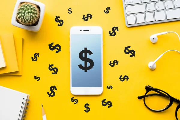 Akıllı telefon ve modern aksesuarları taklit eden dolar simgesinin en üst görüntüsü, masa arkaplanındaki malzemeler. İş finansmanı, internet bankacılığı, para kavramları yaratmak.