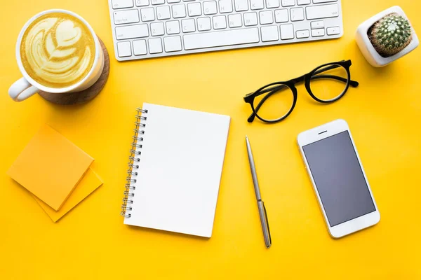 Bovenaanzicht Van Bureau Tafel Met Moderne Accessoires Leveringen Kleur Achtergrond — Stockfoto