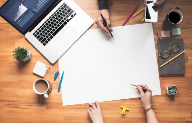 Masada çalışan beyaz arkaplanlı gençlerin en iyi görüntüsü. İş ekibi. Proje yönetimi