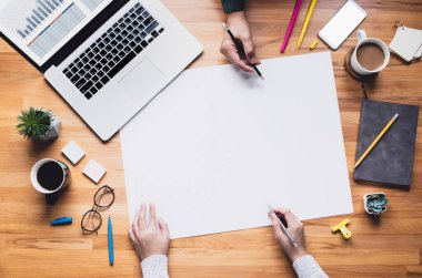 Masada çalışan beyaz arkaplanlı gençlerin en iyi görüntüsü. İş ekibi. Proje yönetimi