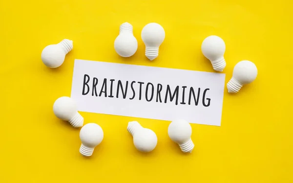 Zakelijke Creativiteit Brainstorming Concepten Met Gloeilamp Blanco Wit Papier Gele — Stockfoto