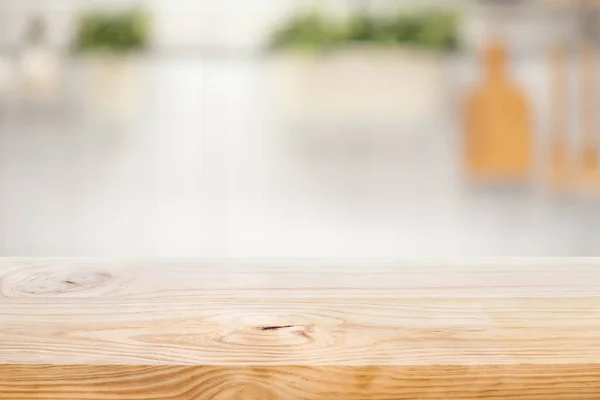 在模糊的厨房柜台 背景上的木制桌面 用于蒙太奇产品的展示或设计关键的视觉布局 — 图库照片