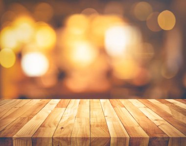 Tahta desen masa üstü (tezgah çubuğu) bulanık altın bokeh arkaplan ile. Montaj ürünü görüntüleme veya tasarım için görsel anahtar düzeni
