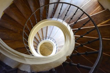 Kutna Hora 'daki tapınakta spiral merdiven.