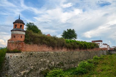 Ukrayna 'nın Rivne bölgesindeki Dubno kasabasındaki ortaçağ Dubno Kalesi' nin güzel manzarası. Ukrayna 'da seyahat yerleri