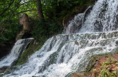 Dzhurin nehrinde 16 metre çağlayan Dzhurinsky şelalesinin manzarası. Ukrayna 'nın en büyük sade şelalesidir. Nyrkiv, Ternopil bölgesi, Ukrayna