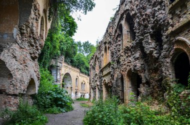 19. yüzyılın terk edilmiş askeri Tarakaniv Kalesi mimari abidesi. Tarakaniv, Rivne bölgesi, Ukrayna.