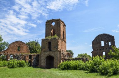 Üç katlı kapı kulesi, Ukrayna 'daki Koret şatosunun dış duvarlarının harabelerine bitişik.