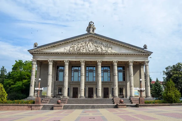 テルノーピリ ウクライナ 2020年7月29日 テルノーピリの中心部にあるタルアス シェフチェンコの劇場広場から学術演劇劇場への眺め — ストック写真