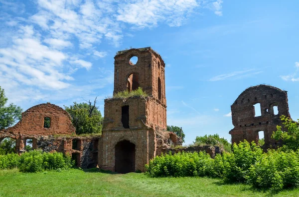 Üç katlı kapı kulesi, Ukrayna 'daki Koret şatosunun dış duvarlarının harabelerine bitişik.
