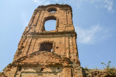 Kore, Ukrayna 'daki antik şatonun dışavurumcu kırmızı tuğlalı kapı kulesi.