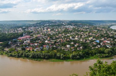 Ukrayna 'nın Ternopil bölgesindeki Dinyester nehrinde bulunan Zalishchyky adlı küçük tarihi bir şehre güzel bir manzara.