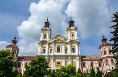 Cizvit Manastırı ve İlahiyat Fakültesi, kentin sembolü olan Kremenets 'in en güzel binalarından biridir. Ternopil bölgesi, Ukrayna