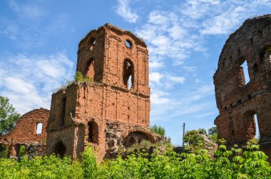 Üç katlı kapı kulesi, Ukrayna 'daki Koret şatosunun dış duvarlarının harabelerine bitişik.