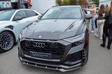 Yüksek performanslı lüks matte siyah SUV Audi RS Q8, agresif ön ve arka tamponları, çamurlukları ve öne çıkan bir ayırıcısı olan geniş gövdeli bir kite sahiptir.