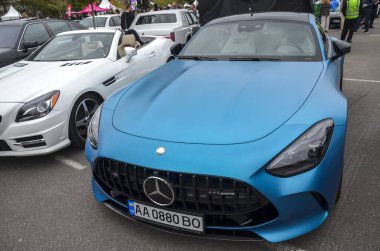 Yüksek performanslı spor araba Mercedes-AMG GT üstü açılır, mat deniz mavisi kaplama, agresif ön fasya AMG Panamericana ızgarası.