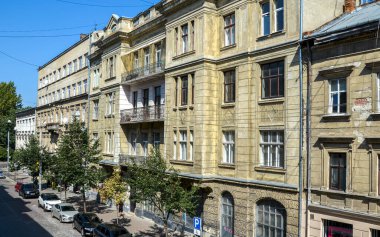 Sokak manzarası klasik Avrupa mimarisi ile kaplıdır. Parlak gün ışığı, eski binaların ve huzurlu şehir atmosferinin cazibesini vurguluyor. Lviv