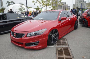 Son derece özelleştirilmiş kırmızı Honda Accord Coupe modifikasyonları, ekstrem süspansiyon ve tekerlekler dahil, karakterini günlük bir sürücüden bir gösteri arabasına dönüştür