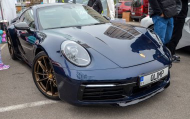Pürüzsüz, koyu mavi Porsche 91 kusursuz kullanımıyla, sürücü odaklı kokpiti ve klasik tasarım ile modern teknolojinin bir karışımı ile kutlanıyor.