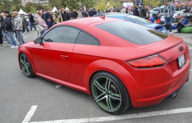 Özel matte kırmızı Audi TT coupe stil tasarımı ve spor performansı ile bilinir turbo şarjlı dahili 4 motorlu ön teker veya quattro tüm tekerden çekiş