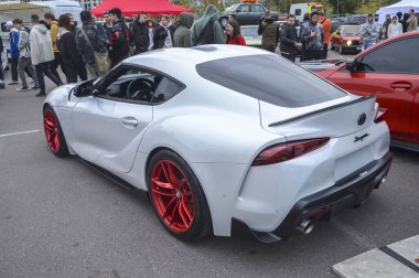 Beyaz beşinci nesil Toyota Supra (A90 / J29), BMW ile birlikte geliştirilen modern spor otomobil. Bu model, uzun bir aradan sonra ikonik Supra isim levhasını canlandırdı.