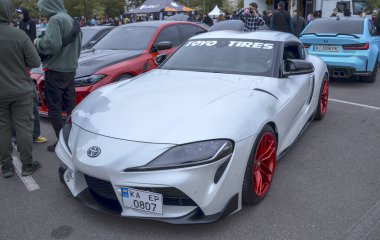 Beyaz beşinci nesil Toyota Supra (A90 / J29), BMW ile birlikte geliştirilen modern spor otomobil. Bu model, uzun bir aradan sonra ikonik Supra isim levhasını canlandırdı.