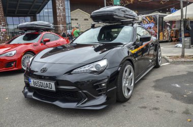 Siyah, modifiye edilmiş Toyota GT86, Subaru ile ortak bir girişimde geliştirilen popüler bir spor otomobil.