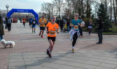 Koşucular manzaralı bir park alanı üzerinden yarışma maratonuna katılıyorlar. Çeşitli katılımcılar ellerinden gelenin en iyisini yaparak spor ve toplum ruhunu kucaklıyorlar.