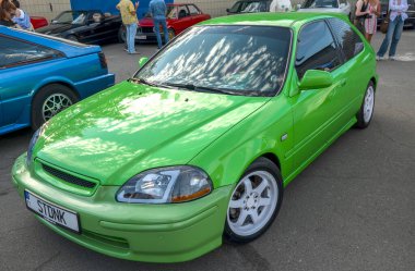 Limon yeşili altıncı nesil Honda Civic hatchback. Son nesil Civic 'in çift lades kemiği ön süspansiyonu sınıfa öncülük etmesine katkıda bulundu.