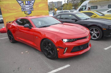 Kırmızı altıncı nesil Chevrolet Camaro GM Alpha platformu üzerine inşa edilmiştir ve önceki nesle kıyasla ağırlığı önemli ölçüde azalmıştır.