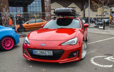 Kırmızı Subaru BRZ spor coupe Toyota ile birlikte geliştirilen sürücü nişanı ve saf, dengeli sürüş deneyimi üzerine yapılan kutlamalar