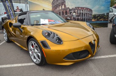 Alfa Romeo 4C Spider hafif orta siklet motor spor otomobili minimalist tasarım ile elde ettiği filtresiz sürüş deneyimi ve ağırlık azaltma üzerine odaklanmasıyla kutlandı