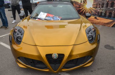 Alfa Romeo 4C Spider hafif orta siklet motor spor otomobili minimalist tasarım ile elde ettiği filtresiz sürüş deneyimi ve ağırlık azaltma üzerine odaklanmasıyla kutlandı